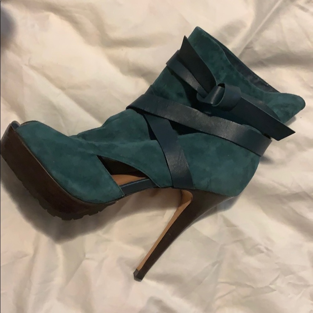 HOT Peep toe suede booties, size 9. Corso Como.